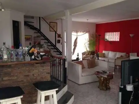 Casa 5 ambientes con 2 baños
