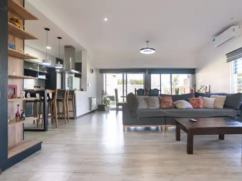 Casa 4 ambientes con 2 baños
