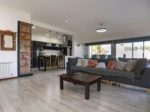 CASA EN VENTA CITY BELL 3 DORMITORIO PARQUE PILETA