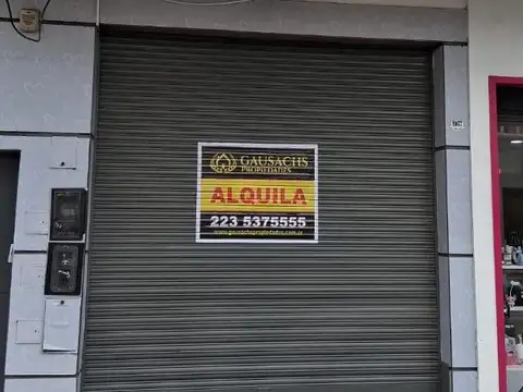 Local sobre calle San Juan, con amplio depósito