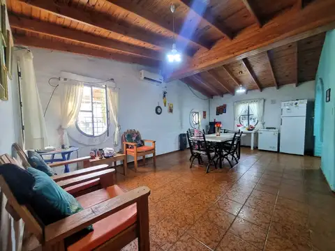 Casa 6 ambientes con 2 baños