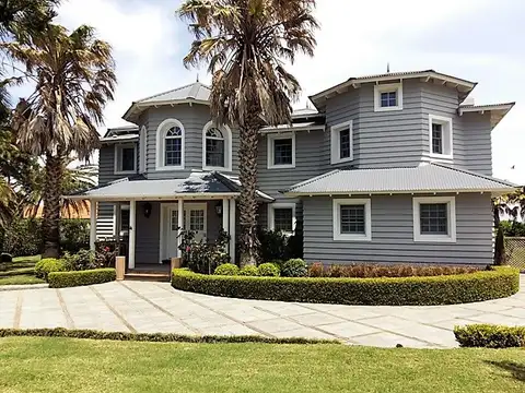 Casa en Venta con 2 cocheras