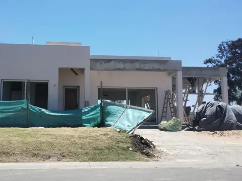 Hermosa casa 4 ambientes en San Simon