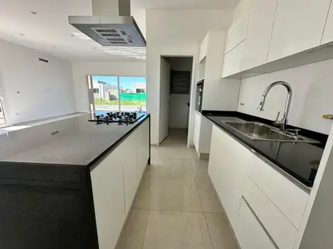 Casa 4 ambientes con 3 baños