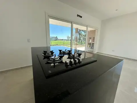 Casa 4 ambientes con 3 baños