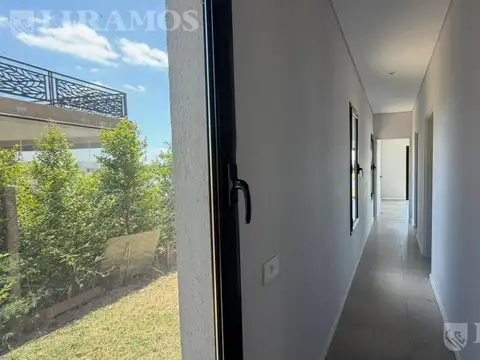 Casa en San Sebastián sobre hermosa Bahía a la laguna en Área 1 MB