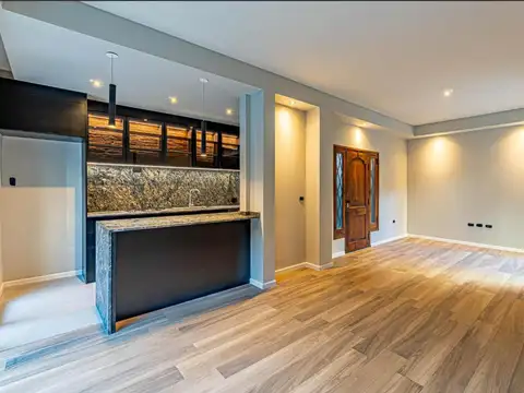 VENTA - CASA DE PASILLO 2 DORMITORIOS CON PILETA - CENTRO