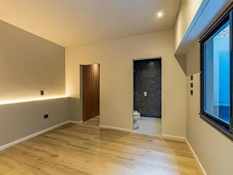 VENTA - CASA DE PASILLO 2 DORMITORIOS CON PILETA - CENTRO