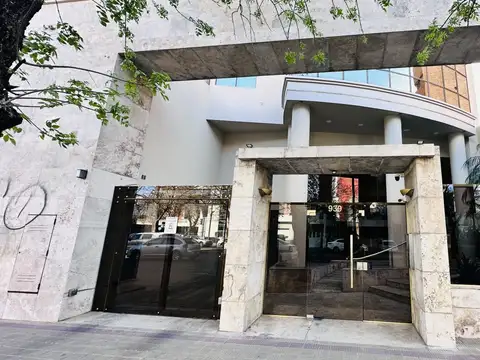 Piso de categoría de 2 dormitorios con cochera y baulera ? Av. 44 y 14 | Plaza Paso