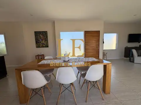 Casa 5 ambientes con 4 baños