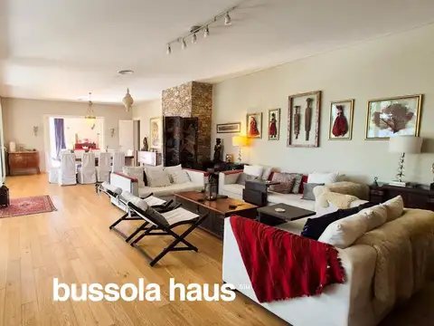 Casa en Alquiler con 4 cocheras
