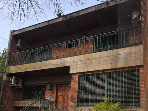 VENTA - SOLIDA Y LUMINOSA CASA EN VILLA DEL PARQUE DE CUATRO AMBIENTES. GARAGE PARA TRES AUTOS
