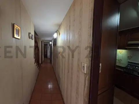 VENTA - SOLIDA Y LUMINOSA CASA EN VILLA DEL PARQUE DE CUATRO AMBIENTES. GARAGE PARA TRES AUTOS