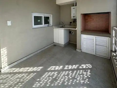 DEPARTAMENTO DOS AMBIENTES CON PATIO Y BALCON