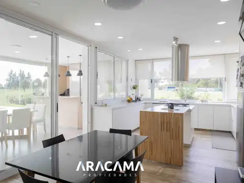 Casa en Venta con 2 cocheras