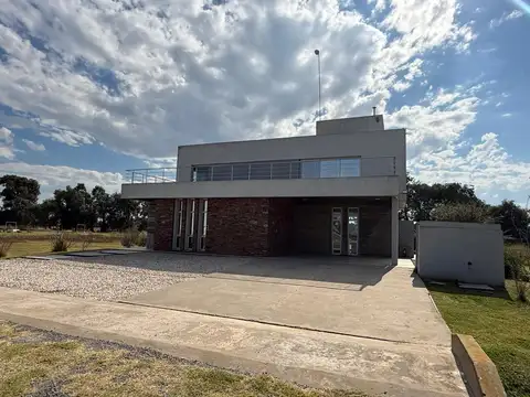 Casa 5 Ambientes en La Faustina | 4 Dormitorios, Pileta y 1.172 m²