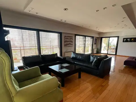 Departamento en venta de 4 dormitorios c/ cochera en Lomas de Zamora