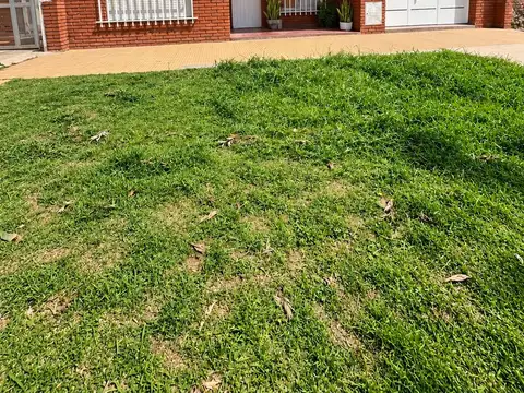CASA EN VENTA | CÓMODA Y FUNCIONAL | CON COCHERA.