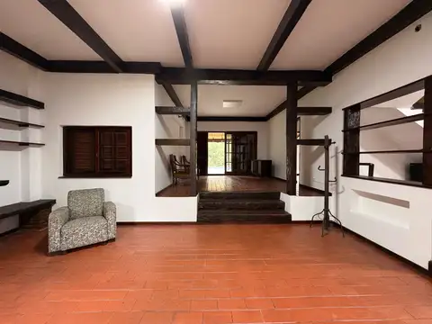 Casa en Alquiler con 1 cochera