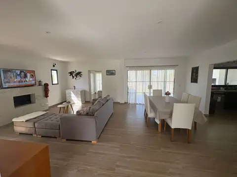 Casa en Alquiler con 2 cocheras