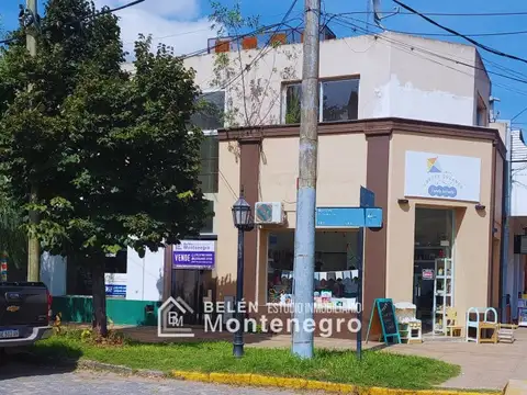 Excelente esquina con 2 locales y departamentos.