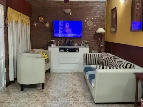 Casa 2 ambientes con 2 baños