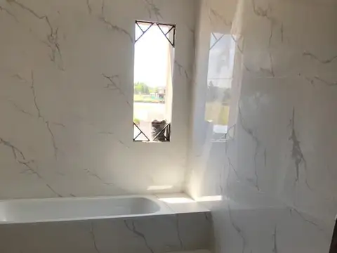 VENTA DE CASA CON PILETA EN LAGOS DE SAN ELISEO