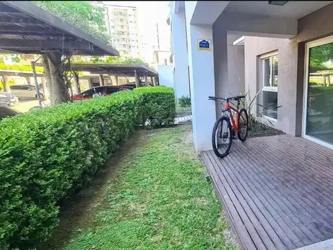 Alquiler | Departamento con jardín propio y piscina