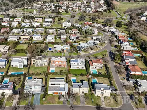 Casa 7 ambientes con 5 baños