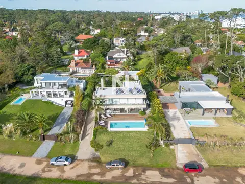 Casa frente al mar en Laguna del Diario, Punta del Este Espacios generosos, vistas panorámicas y el privilegio de la primera línea costera