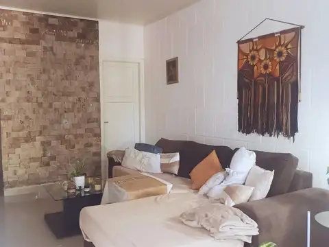 VENTA CASA 5 AMB CON PILETA, REMODELADA, C. EVITA