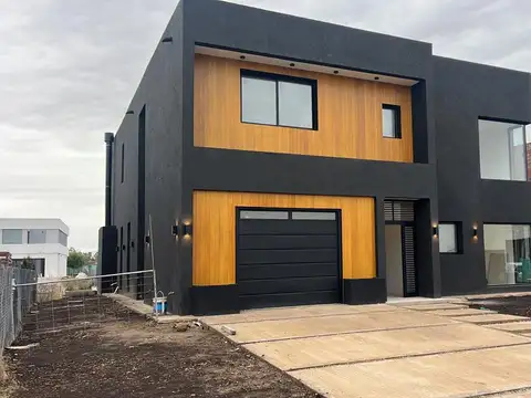 Venta Casa Al Rio en El Canal Villanueva Tigre AMT