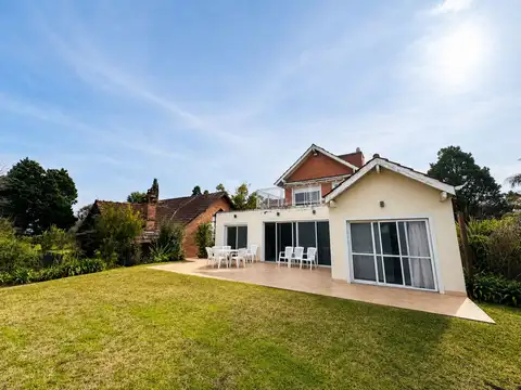 Casa en Venta con 2 cocheras