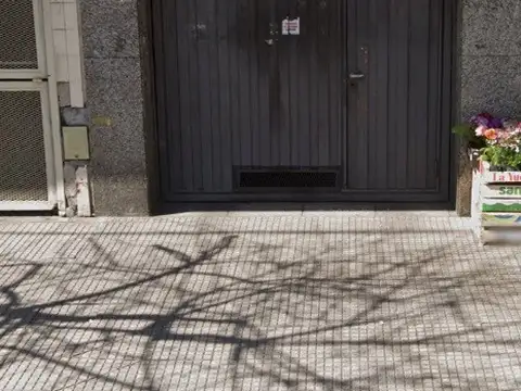 COCHERA muy buena x su ubicación Nazca al 500, con salida hacia ARANGUREN, NO A LA BARRERA de NAZCA