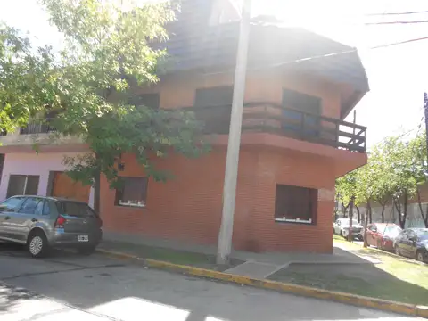 Casa 6 ambientes con 2 baños