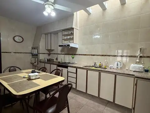 Casa 5 ambientes con 2 baños