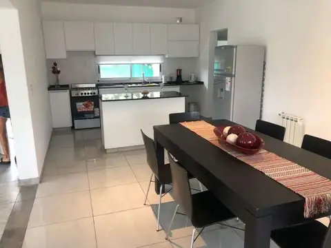 Excelente propiedad 4 amb , con pileta barrio Brickland Canning