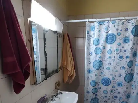 EXCELENTE CASA 4 AMB C/PATIO, JARDIN, COCHERA Y TERRAZA!