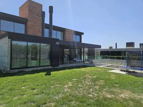 Casa moderna en venta de 4 dormitorios en Barrio Piana – Valle Escondido