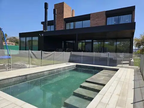 Casa moderna en venta de 4 dormitorios en Barrio Piana – Valle Escondido