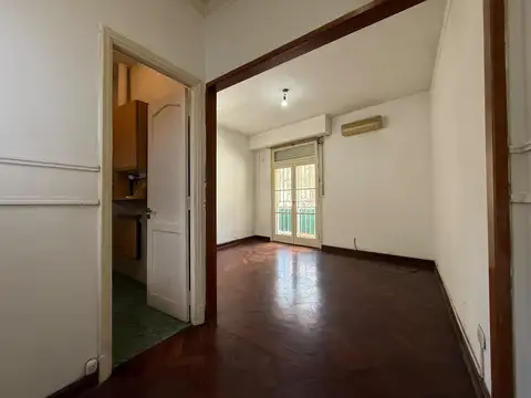 Hermoso departamento de 3 ambientes al frente con balcón en Flores