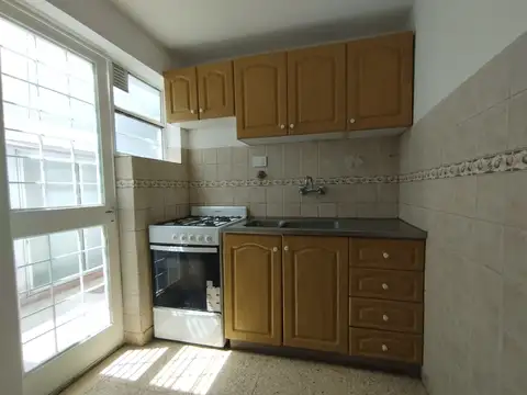 Departamento tipo casa 1 dormitorio con placard, amplio living, cocina y Patio