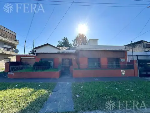 Venta Casa para dos familias con fondo libre en Ezpeleta Este