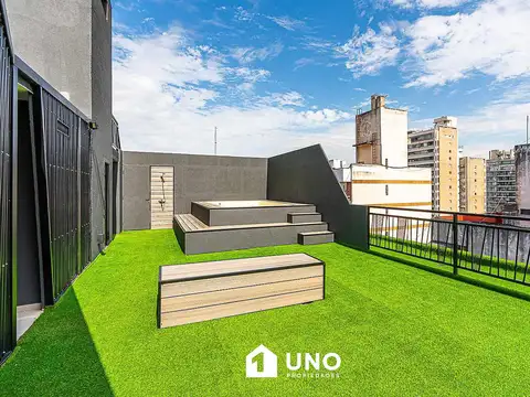 Alem y Montevideo - Amplio Dpto de 2 Dormitorios Externo. Posibilidad cochera.