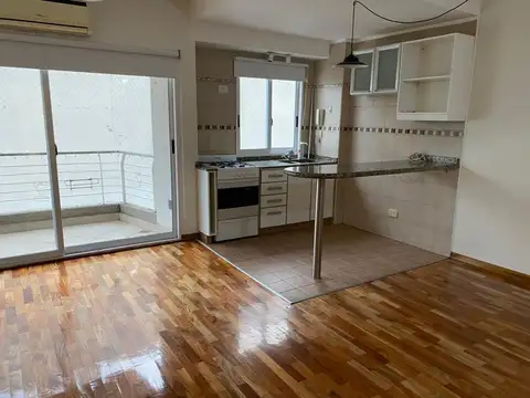 Monoambiente muy luminoso con balcón al contrafrente