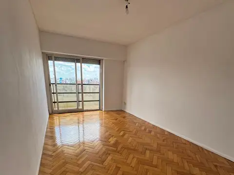 Departamento 2 ambientes con balcon al frente esquina Av. Cabildo