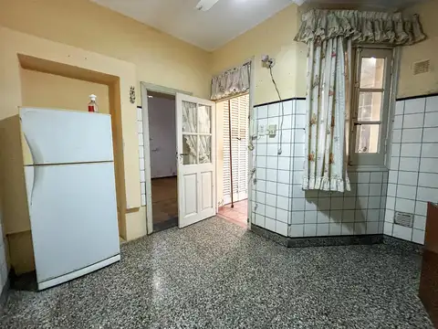 Casa 8 ambientes con 2 baños