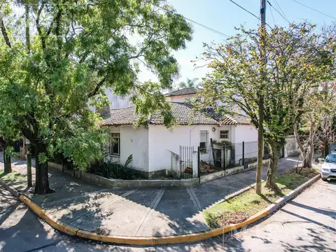 Casa en venta, en  Acassuso, vías a Libertador.