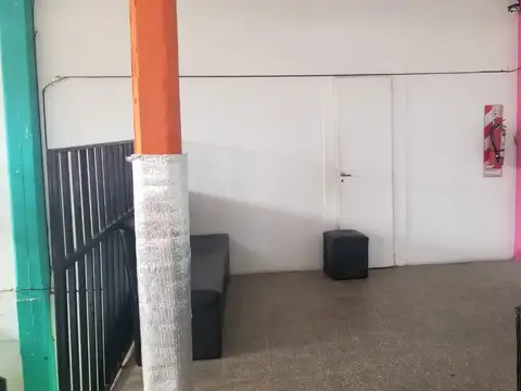 En Venta Amplio Local de 600 m² Aproximados; 200 m Cubiertos por Planta F: 8207