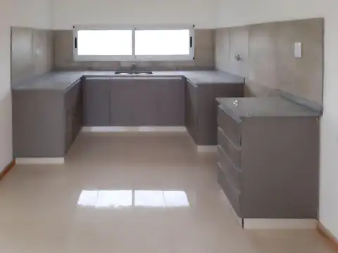 Casa 4 ambientes con 2 baños